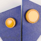 Auskarų sistema prie ausies geltoni, skirtingo dydžio su mėlyna - juoda oda